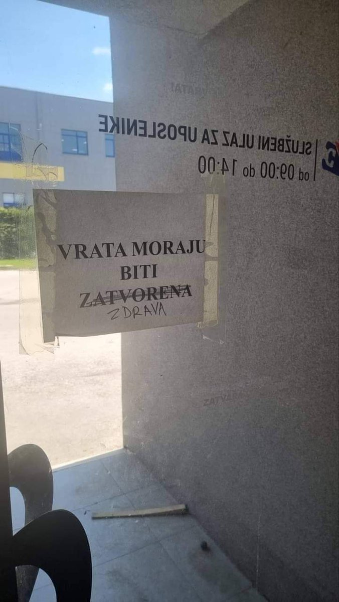 danas_ba's tweet photo. #danasnice
Konstraktivna vrata 🤣 https://t.co/fs81NLG41V