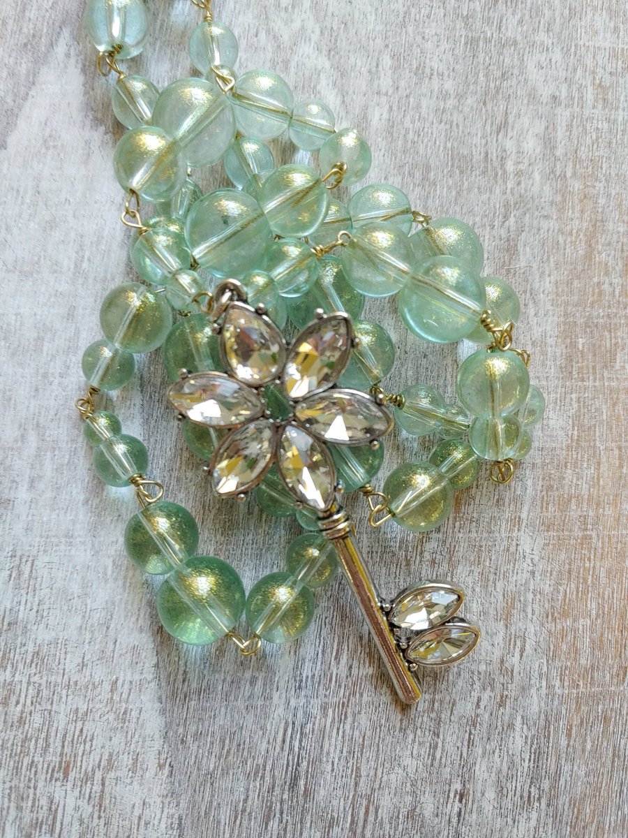 theshellpatch's tweet photo. Thanks for the kind words! β
β
β
β
β
"This necklace is another amazing work of art by the incomparable Anna!" https://t.co/7cfvRwJQPj #etsy #green #keyslocks #women #keynecklace #keyjewelry #lockandkey #handmade #metalwirework #beadednecklace https://t.co/gmmMj6ig4T