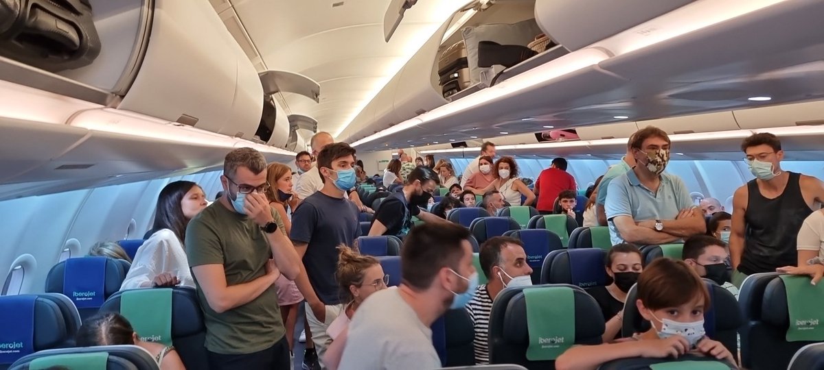 alejandrosancho's tweet photo. @telemadrid @telecincoes @A3Noticias 5,5 horas esperando en el avion sin despegar en el vuelo E9837 de @iberojet_es y #evelop. Sin ninguna noticia. Muchos nervios. La @guardiacivil entrando al avión DESASTRE https://t.co/OUT2W4uVEK
