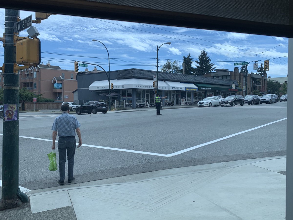 VanResGenius's tweet image. Traffic lights are still out at 16th &amp;amp; Oak thank you @VPD traffic for making it safe. Can you please stay past 3pm to ticket illegal left hand turns. High accident location. ⁦@CityofVancouver⁩ a left turn lane signal for 16th off Oak east &amp;amp; westbound would help.