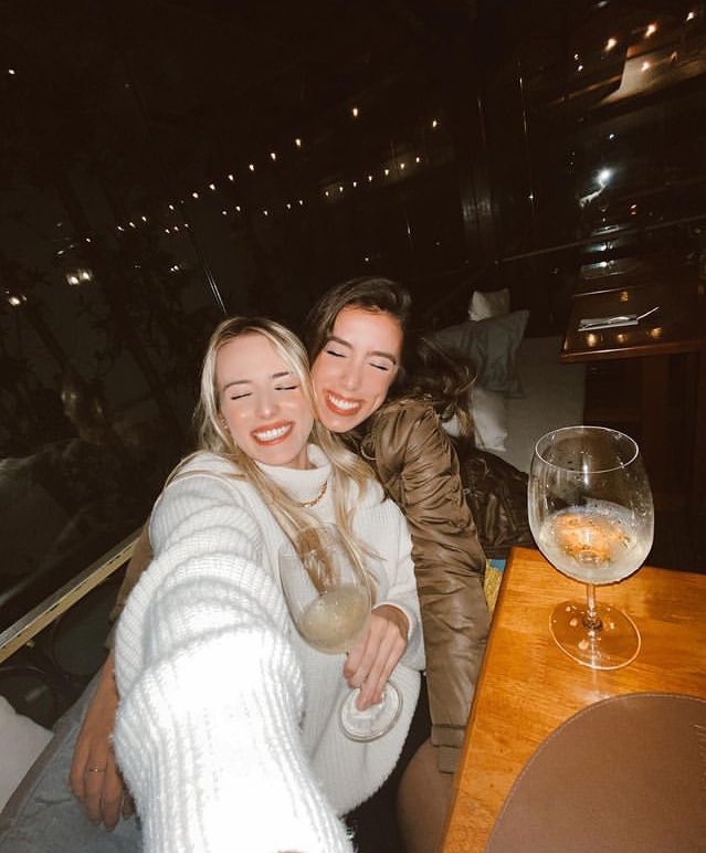 imperiofk's tweet photo. 📮💜 De: @althmzr
Para: @crystlsd  

Eu amo esse momento que paro de rir e me encontro nos nossos olhos. Te amo, amiga! Você é minha luz! 💖 https://t.co/3gNWm2DSaR