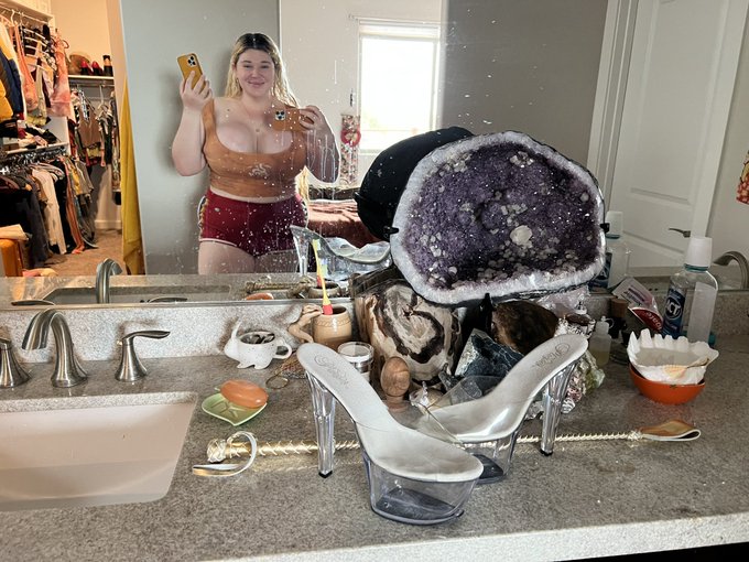 Post work clutter 🤣🤗 https://t.co/B4HSctCQ0w