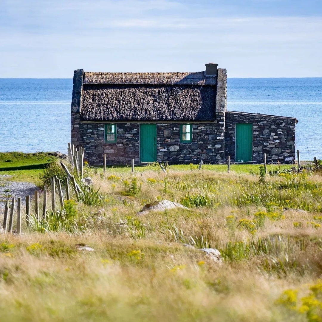 visit_galway's tweet photo. How dreamy is this little cottage retreat by the sea in Connemara?! If anyone wants to buy it for us, we'd happily accept! 😁💯🏠🌊😍
📸 IG/ sineaddebuitleir
📍 Connemara, Ireland
#Dreamy #CoastalRetreat #ThatchCottage #AmazingPlaces #Connemara #Galway #Ireland #VisitGalway https://t.co/0cYFlaBitr