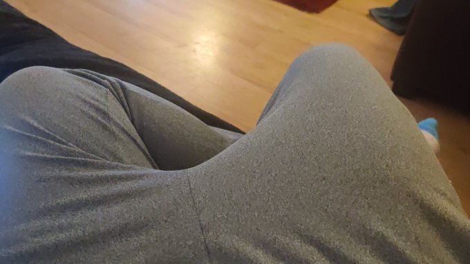 Grey sweats are the best 🤤 https://t.co/dcuJx6RcPM<a href="/tag/nsfwtwt"class="tags"><span>#nsfwtwt</span></a>