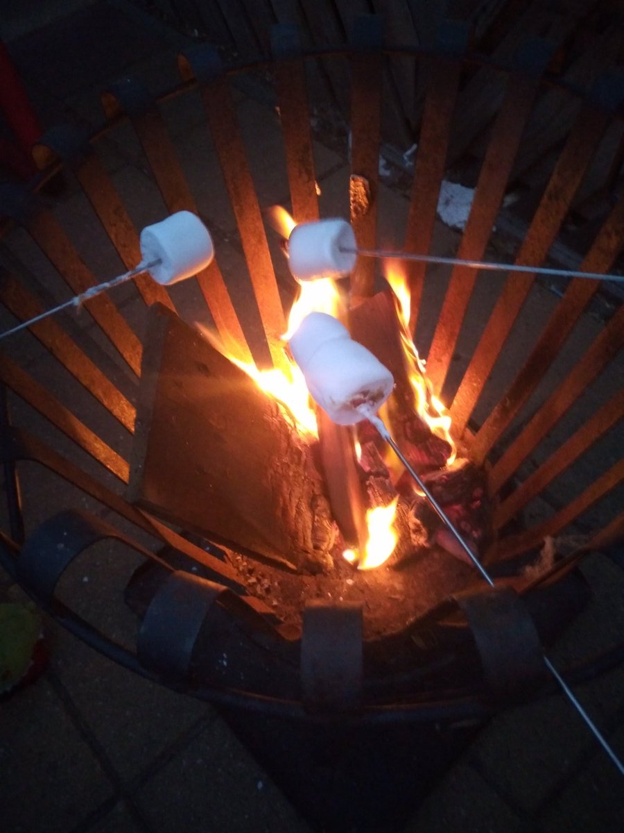 Debbie 🎸 on Twitter "Met de jeugd ff marshmallows roosteren bij de
