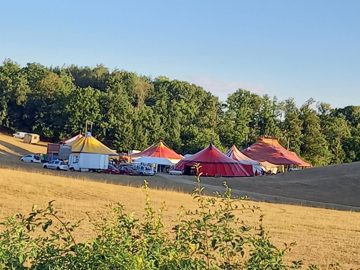 BureFestival's tweet photo. Golden hour à Hévilliers🌞, fin de journée sous le ciel meusien, regardez comme ils sont beaux nos chapiteaux dans la vallée ! Tous les préparatifs se passent comme prévu : on n'attend plus que vous !

Festival de la lutte de #Bure contre la méga poubelle #nucléaire #Cigéo, J-2 https://t.co/1C3r7s3OZQ