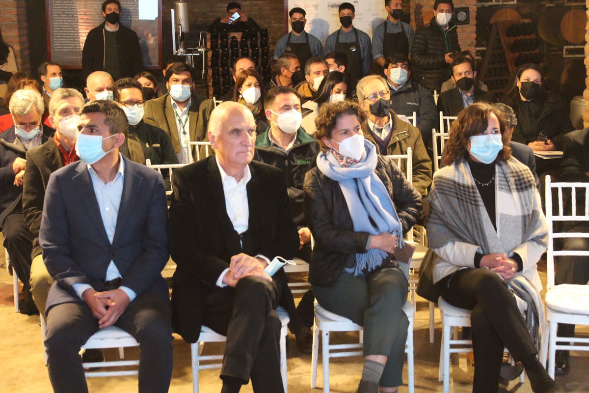 conaf_minagri's tweet photo. #CONAFValparaíso participó en firma de Acuerdo de Producción Limpia (APL) para la adaptación y mitigación al cambio climático del sector vitivinícola 🍷del valle de #Casablanca, junto a ministra @MMAChile,@AgenciaSust y @MinagriValpo, entre otras autoridades y servicios locales. https://t.co/OoxHOR5eXt