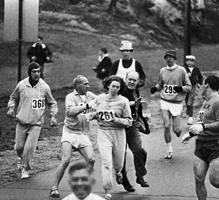 filexmaster's tweet photo. "Sabía que si abandonaba, nadie creería que las mujeres tenían la capacidad de correr más de 40 kilómetros. Si renunciaba, todo el mundo diría que era un truco publicitario. Si renunciaba, el deporte femenino retrocedería en lugar de avanzar". Margaret Hamilton https://t.co/olmz76bpgD