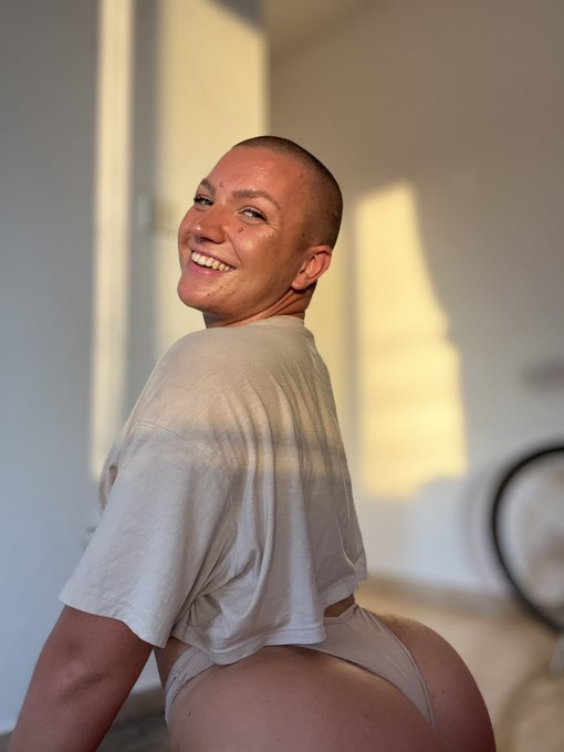Damit eine wundersch&ouml;ne traumhafte Nacht✨🤗 PS: Welche gef&auml;llt dir besser?🤫🙊 https://t.co/E7iN0NYth9