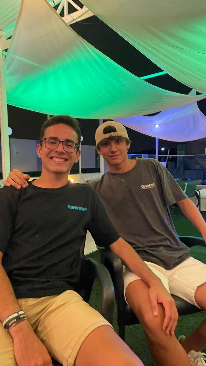 f e e r 🐬 tweet media