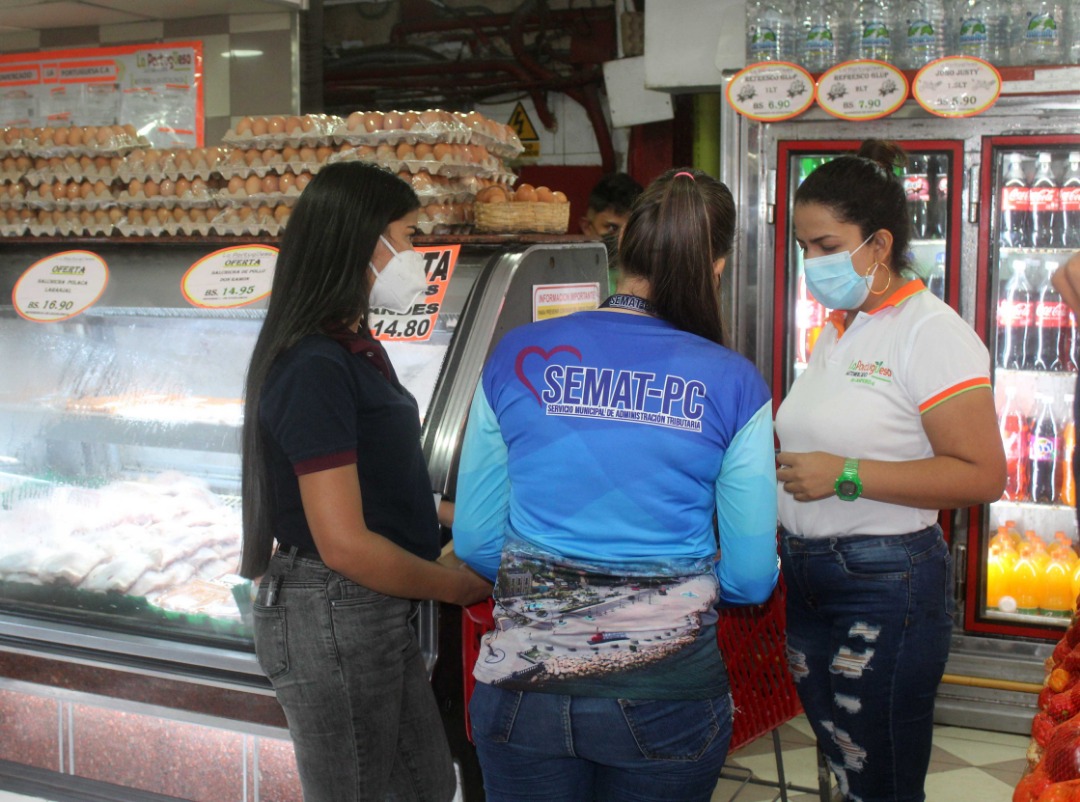 apuertocabello's tweet photo. Personal del Servicio Municipal de Administración Tributaria #SEMATPC se desplegaron en la Urb. Rancho Grande, con la intención de #fiscalizar los negocios y comercios de esta zona, tras finalizar el lapso y prórroga de ley para declarar y pagar los impuestos municipales. https://t.co/XPqGj8CiHc