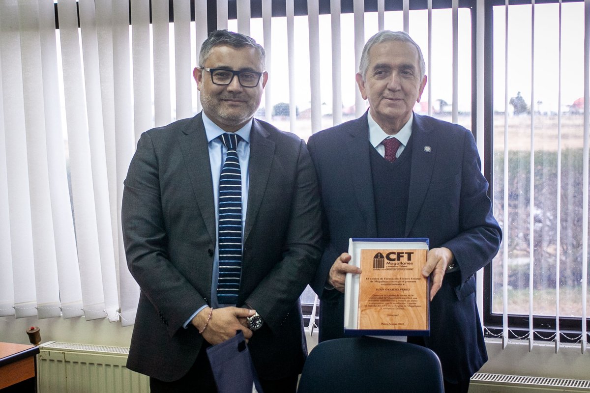 Hoy el @CFTdeMagallanes, representado por el rector Christian Quezada y el encargado de desarrollo institucional, Nicolás Mardones; entregó un reconocimiento al saliente rector de la <a href="/udemagallanes/">Universidad de Magallanes</a>, Juan Oyarzo Pérez, quien apoyó el proceso de instalación del CFT ¡Muchas gracias!