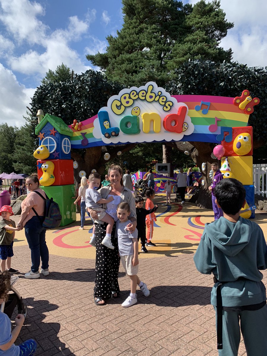 toneo's tweet photo. Thank you @Chalklanefc our first day @CBeebiesLand has been a blast. #RouxsArmy #Grateful #BrainTumourRecovery https://t.co/rddWJ1MQTZ