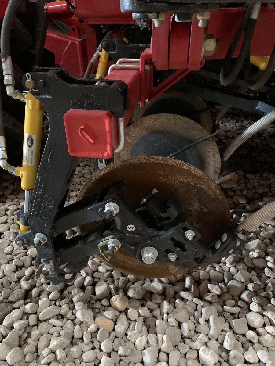 jpcnott's tweet photo. Selling at 2022 66’ Bourgault 3335 QDA. It has 3” full carbide tips, 5.4 packer tires, high float package, series 3 mid row banders, primary blockage. It has about 3200 acres on it only. Asking $400000. https://t.co/3NBjJoQ7yh
