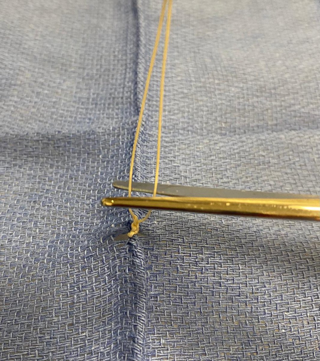 🧵regarding what we in the US often call 'suture scissors', but which are actually straight Mayo scissors; whether they are really deserving of our infatuation with them, and an examination of one of the major 'unwritten rules' in surgery.
Warning: controversial 'opinion' 🧵...