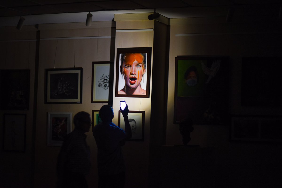 ddmallick's tweet image. Visitors use phone torch to view paintings and art installations after a power outage at the Annual Art Exhibition organized by B.K College of Arts and Crafts at Kalinga Art Gallery in Bhubaneswar

#art #hyperrealisticart #terracotta #bkartcollege
@NewIndianXpress @XpressOdisha