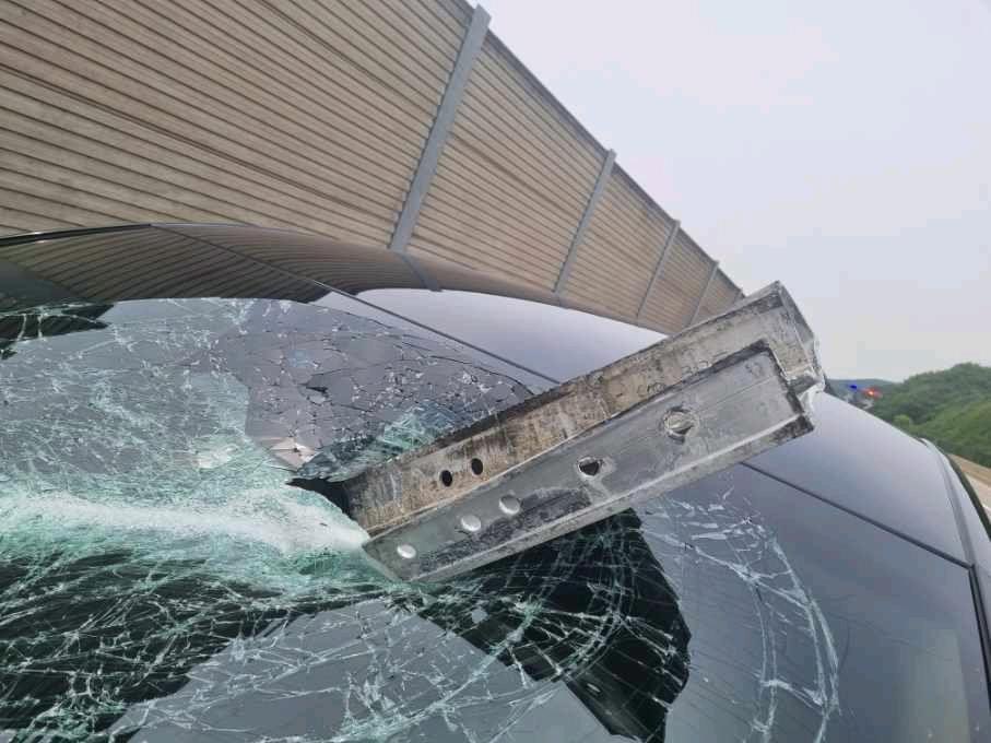 Хурдны зам. Өмнө явсан ачааны машинаас нисч ирсэн хөнгөн цагаан гэнэ😢 ачааны машинууд хучлагаа сайн татахгүй бол аюултай...