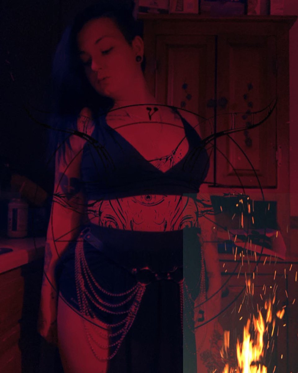 ScreamQueen6669's tweet photo. Half god half devil #metalbabe #gohbabe #fyp #contentcreator #shareme https://t.co/TwpsqEhlJl