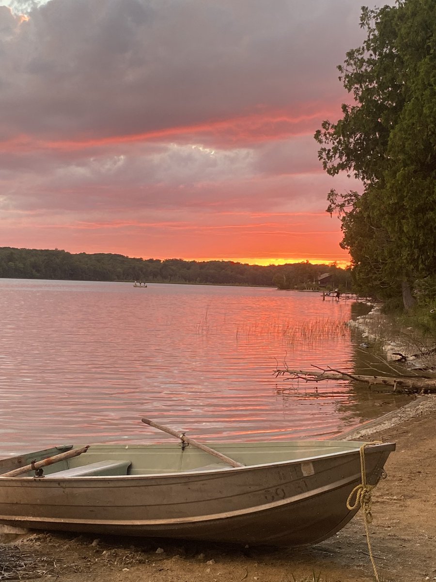 iggy1122's tweet photo. Sunset at Shadwell on Beaver Island Michigan @Skilling #purenichigan https://t.co/zOAnAvL2Ay