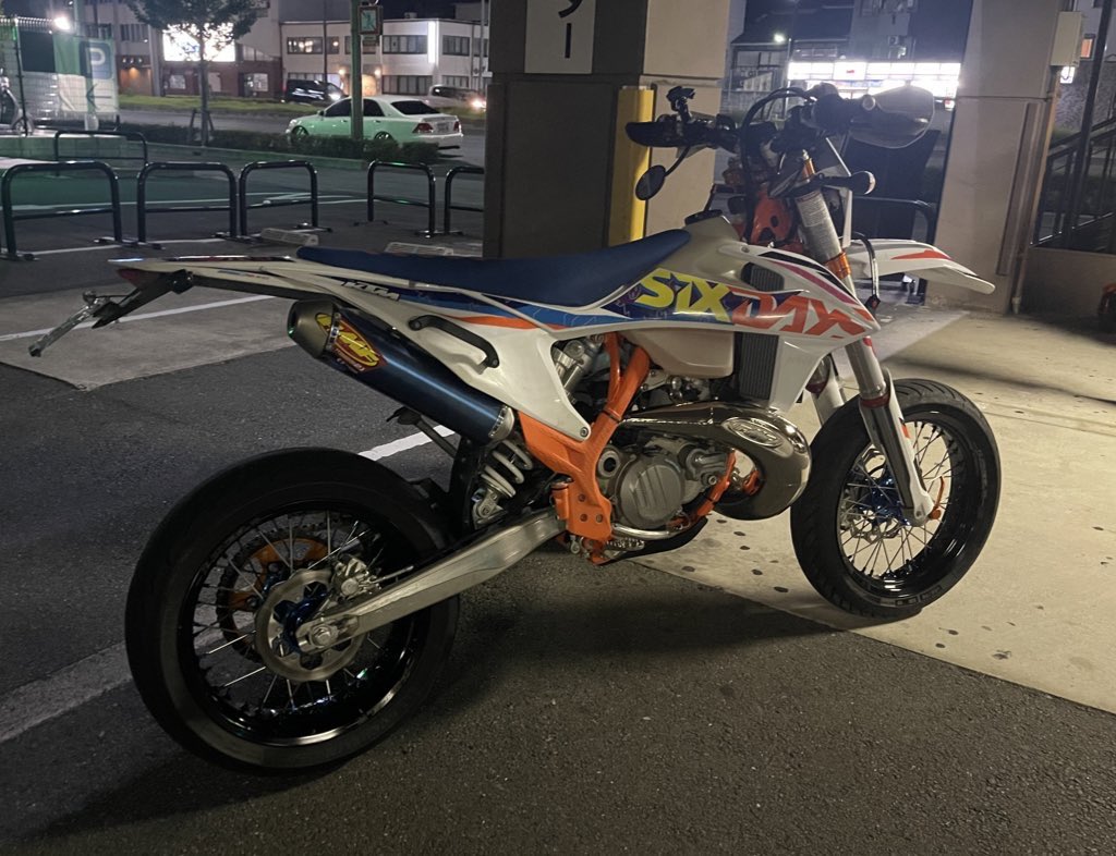 R6_SAMMY's tweet photo. 誕生日やしやってみた。
名前 :SAM
性別 :漢
年齢 :23
居住 :京都
身長 :181
車種 :WR250X、EXC250TPI、YZFR1
すき :スニーカー、キャンプ、カメラ
一言 :モトクロス、林道、ツーリング行きましょう。
 #バイク乗りとして軽く自己紹介
#バイク乗りと繋がりたい
#モタード
#モタードしようぜ https://t.co/HWV50Mzgm8