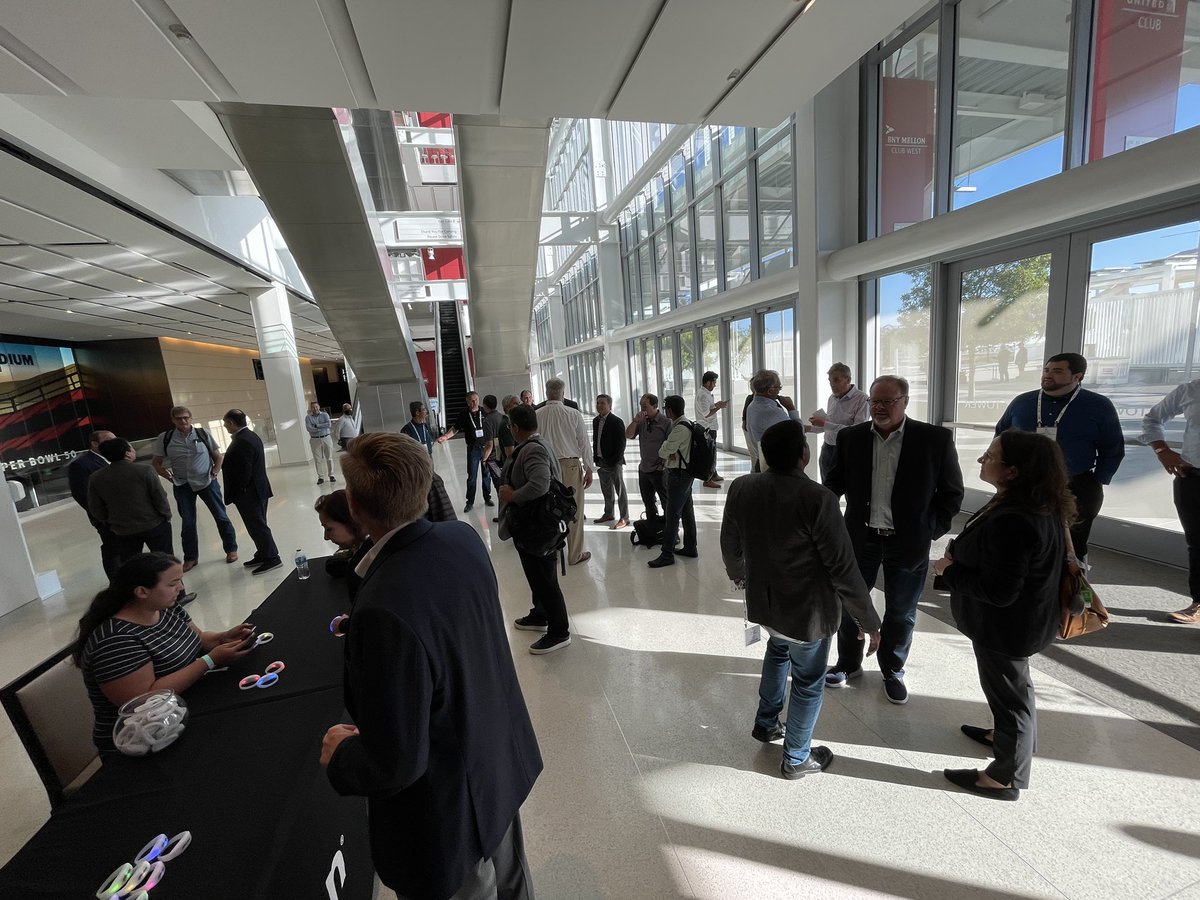 sr_mcdowell's tweet image. Dear @MicronTech: please send drinks &amp;amp; snacks down to the waiting throngs.

Thank you,
#FlashMemorySummit