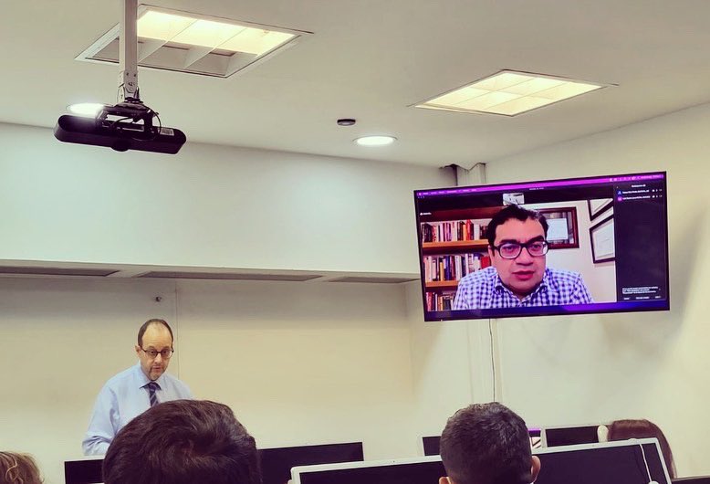 PostgradosUSA's tweet photo. #DesdeLaAcademia En la especialización en #PeriodismoYNarrativasDigitales con @gabrielpastor65, se debatió el fenómeno del Populismo. @fdelledonne, doctor en Comunicación y @luisantespino, autor del libro “López Obrador: el poder del discurso populista”. https://t.co/zLNrsUDR2n