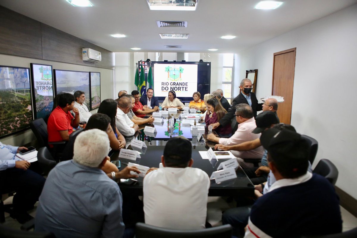 fatimabezerra's tweet photo. Governadora recebe o deputado estadual @DepEzequielRN, o prefeito de Caraúbas, Juninho Alves, o vice Paulo Brasil e a comitiva do município para dialogar sobre as demandas dos caraubenses. 

📸Sandro Menezes 
#EqupeFB https://t.co/X2AePpu06R