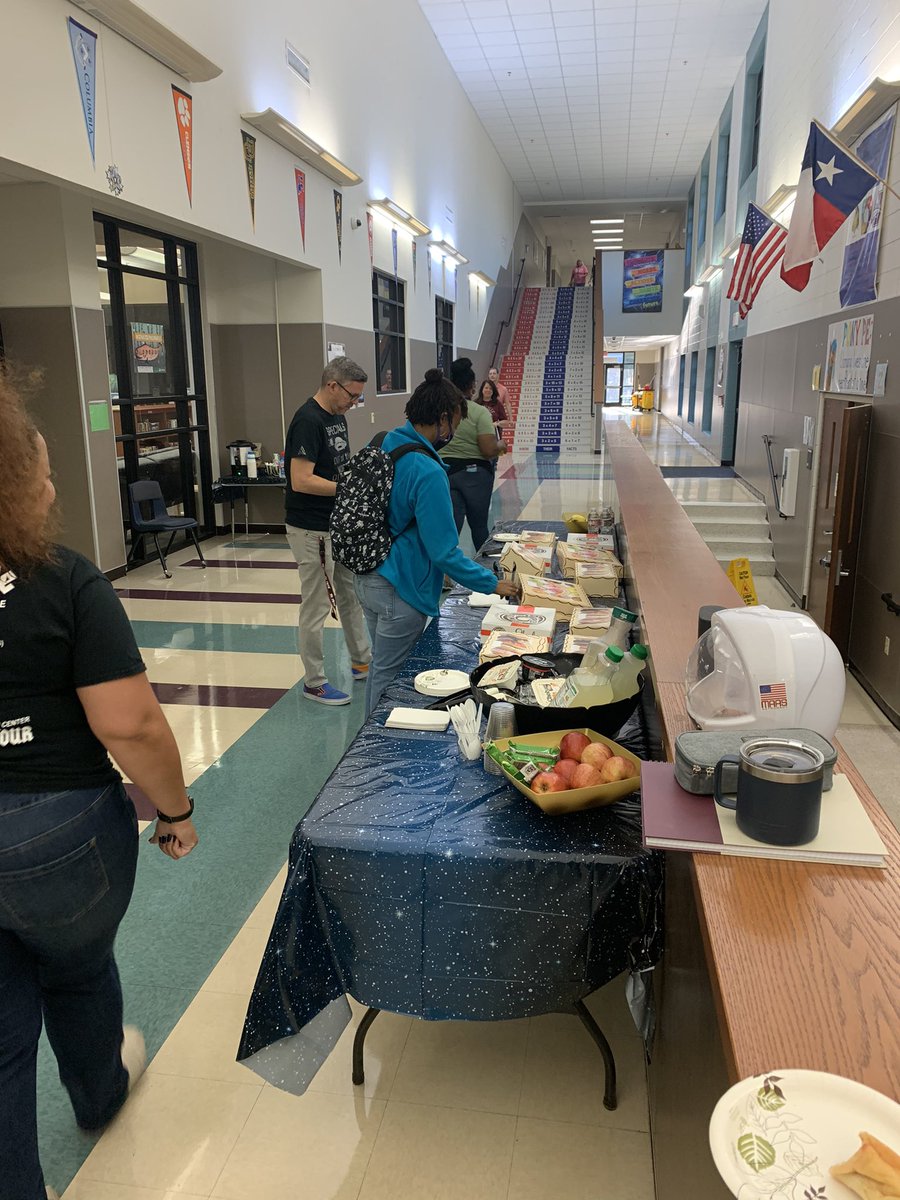 ValdesNativ's tweet photo. We began our day collaborating with our stick together teams @LewisvilleES #theponyway @LoriLitchfield https://t.co/9Tc1Yf6J77