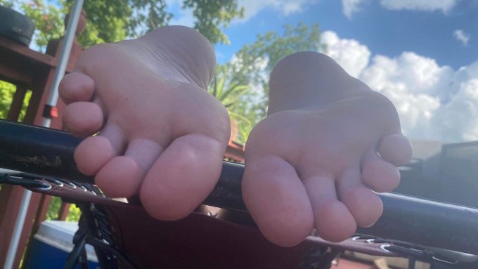 When all you want to do is relax but keep getting photos sent to you of yourself https://t.co/QwdmcO