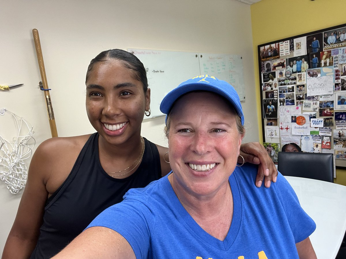 CoachCoriClose's tweet photo. It’s a special treat when alumni come by. @hellikayes made such a big impact on this program. Her personality, drive, and compassion for people is as infectious as ever. #uncommon https://t.co/T2tPhVCL3B