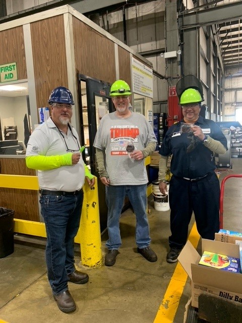 SteelTech_NA's tweet photo. The heat index at our Portage facility reached 105 degrees today!  Our Plant Manager, Robin Hartman, decided to help our teammates cool off with popsicles and dilly bars! #SteelTechTeam https://t.co/8NV0I1Ys5b