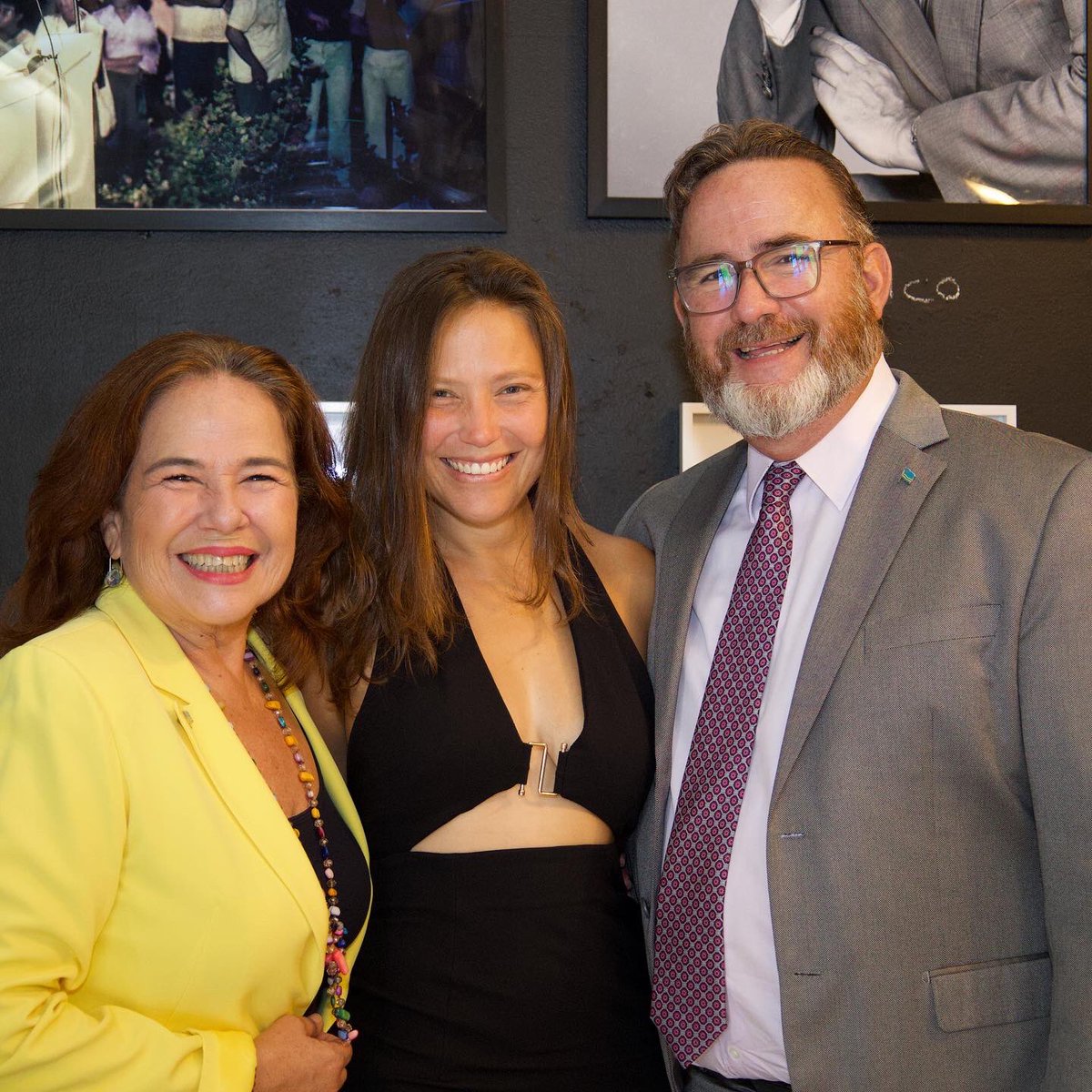 Gisfcroes's tweet photo. Tabata pa mi awe hopi emocional comparti cu Rob, Marjorie, Fernando y Cher. Exposicion unda cu potretnan ta papia mil historia y 50 aña di trayectoria. Masha pabien na Checkpoint y henter famia. Mi a topa cu mi primita Natusha Croes y no por a keda sin graba e momento aki. https://t.co/rFeqXQbUbQ