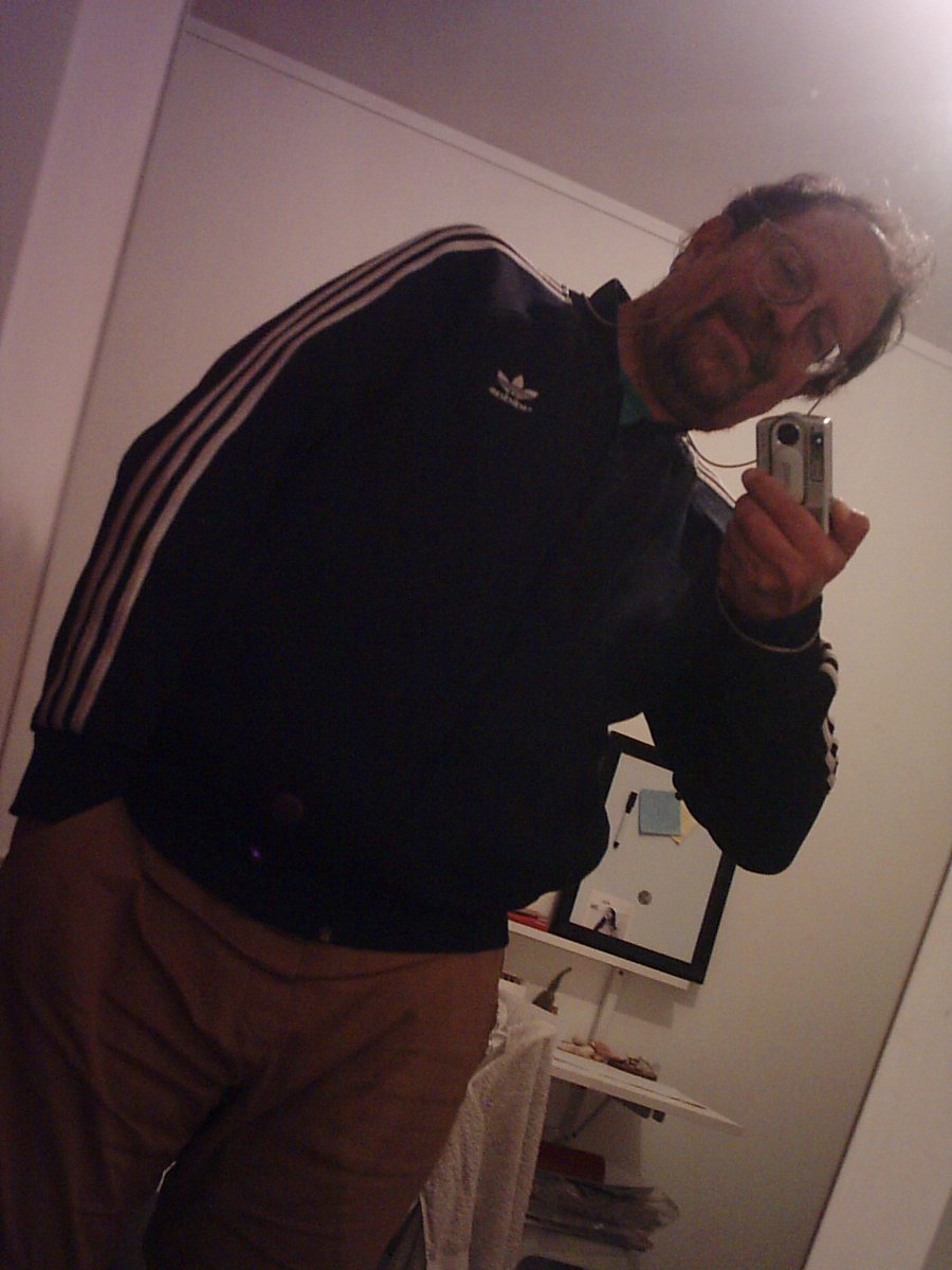 MarceloMetayer's tweet photo. Selfie en el espejo con mi viejita Benq DC3410, de 2 megapíxeles. Parece que ahora las #digicams se pusieron de moda... https://t.co/uWMw3qMCAq