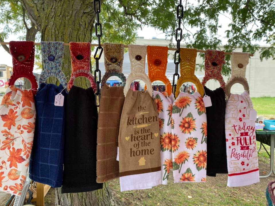 ExcelsiorMktMN's tweet photo. What's YOUR signature dish? 🧑‍🍳🍳
.
.
.
.
Want to find more charming home décor items like these? Swing on over to the Excelsior Flea Market on the CORNER OF LAKE AND WATER ST (8/6/22) 

#fleamarket #excelsiormn #localvendors #buylocal https://t.co/BihSf5epXV