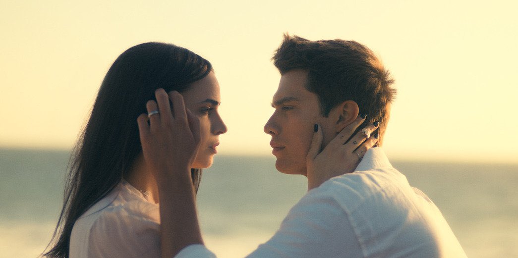 PERFEITOS! Sofia Carson e Nicholas Galitzine em nova foto promocional do filme “Purple Hearts”. 💜