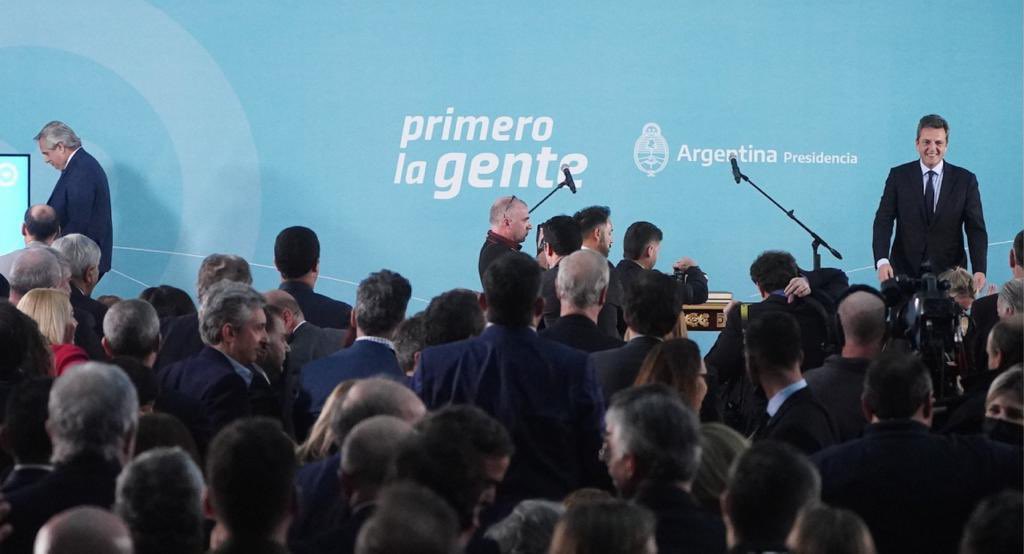 GuidoBaistrocch's tweet image. Papá, ¿que es el fotoperiodismo?
Mira, te explico…