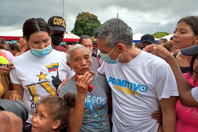oscarnovoa_gre's tweet photo. Llegamos a las catacumbas del pueblo como nos lo enseño el Cmdte Chávez; para seguir atendiendo al más humilde, de manera directa.

"La II JORNADA COMUNITARIA DE PAZ", Barrio las Amériquitas. Enmarcado en el 1x10 del Buen Gobierno.
@NicolasMaduro
@dcabellor 
@PartidoPSUV https://t.co/nXHMOkeq4D