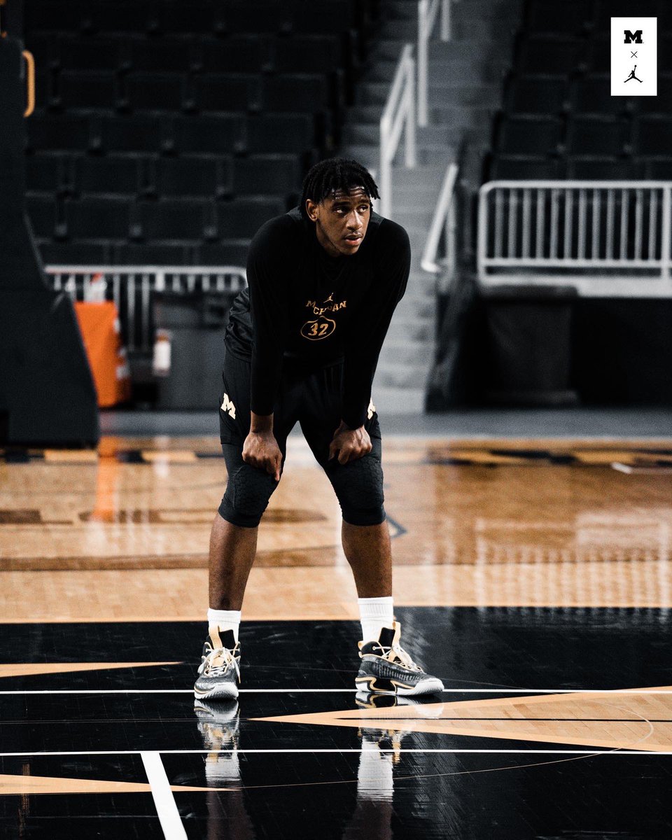 umichbball's tweet photo. Teamwork 🤝 https://t.co/nN0xBTxCNm