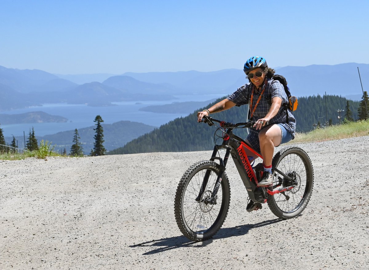 SchweitzerID's tweet photo. It’s nice to feel the cooler temps again! The breeze is blowing, the views are clear, and there’s plenty to do on the mountain. A perfect way to spend a midweek day.  
#midweekbliss #schwetizerlife #sandpointidaho
https://t.co/hbiTYb8ctP https://t.co/FgIsQMEIKB