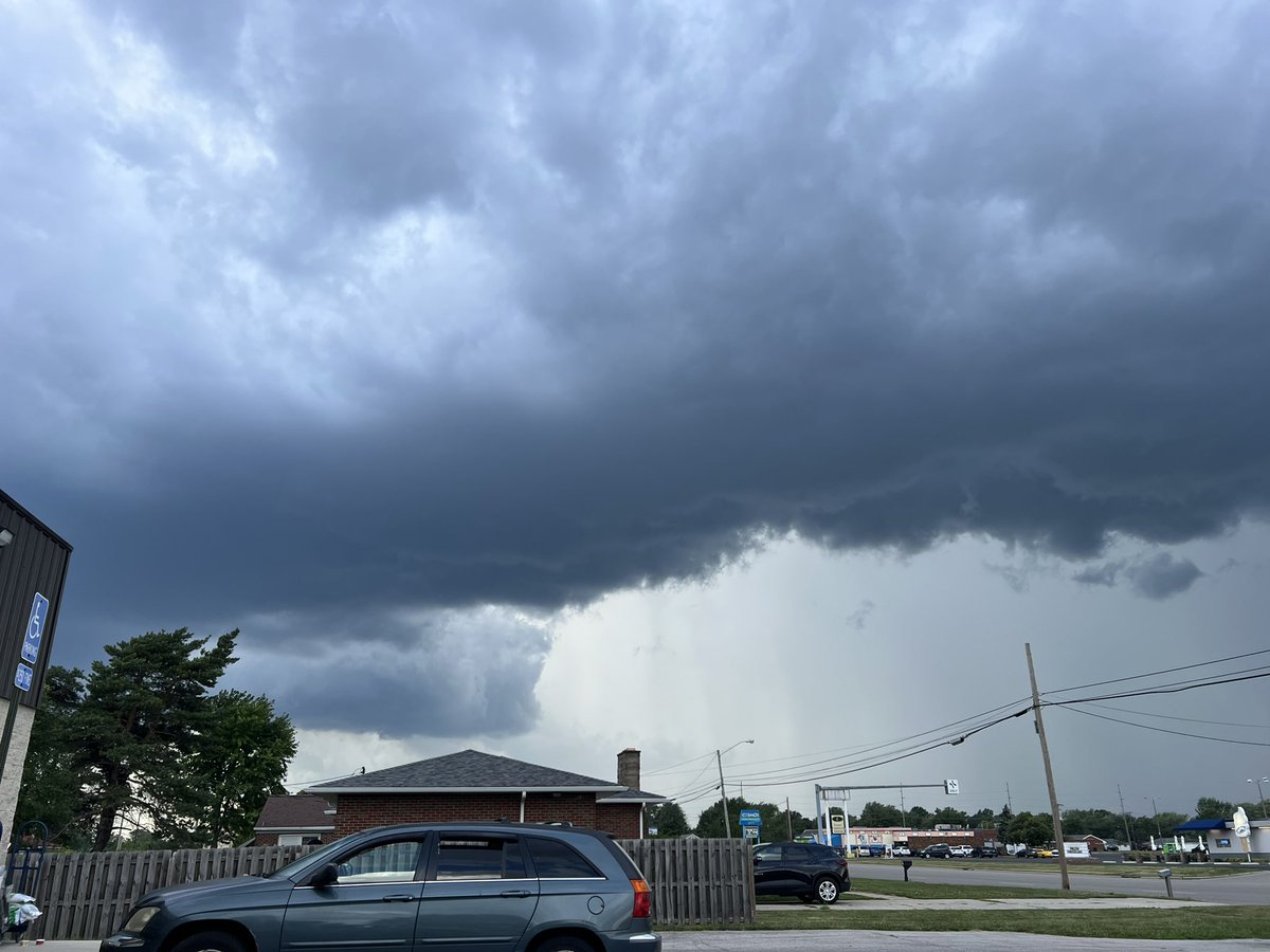LowellHamrick's tweet photo. @NWSIWX taken 17:45 Defiance Ohio. Intersection of Degler and East 2nd Street looking East. https://t.co/nJx40Sky55