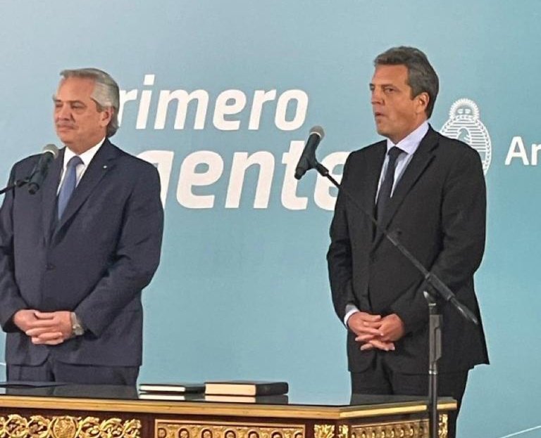Hoy, los y las argentinas renovamos la esperanza y nos unimos para empezar a construir un camino donde la producción, el trabajo y el desarrollo sean los pilares de la Argentina del futuro.

Te acompañamos y deseamos lo mejor para esta etapa, querido amigo <a href="/SergioMassa/">Sergio Massa</a>. ❤️🇦🇷