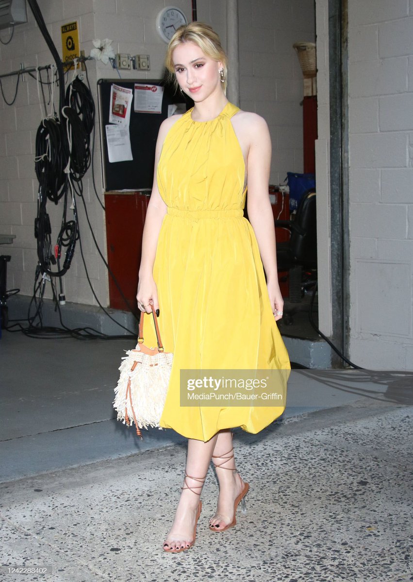BakalovaUpdates's tweet photo. Maria Bakalova in yellow https://t.co/ZQXuDeA4PM
