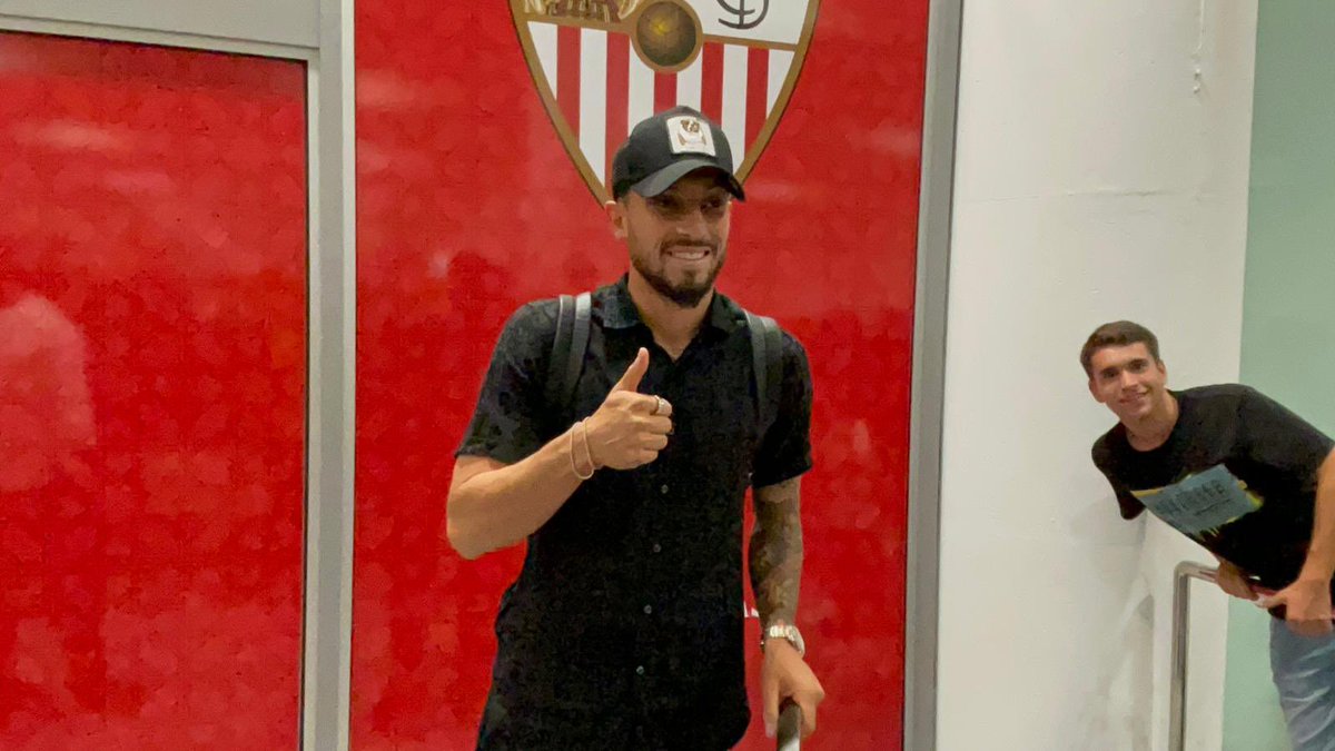 FabrizioRomano's tweet photo. Plan confirmed: Alex Telles has just landed in Spain in order to undergo medical tests and sign contract as new Sevilla player. 🚨⚪️🔴 #MUFC

Medical on Thursday morning to approve loan move until 2023. https://t.co/f2vNb6JkKg