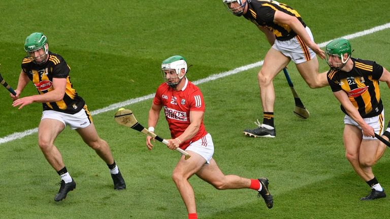 RandomGAAFacts's tweet image. In 2021, Cork manager Kieran Kingston dropped his son Shane Kingston for the All Ireland Semi Final vs Kilkenny

In the 42nd minute Kieran was subbed on hitting 0-7 and winning the man of the match award