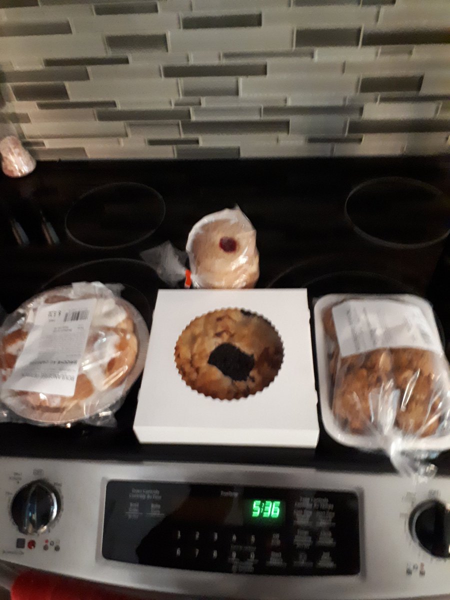 RichardSteMari1's tweet photo. Achats locales, tarte au bleuets et finalement beaucoup plus. Miam miam... https://t.co/5DXoLTNegv