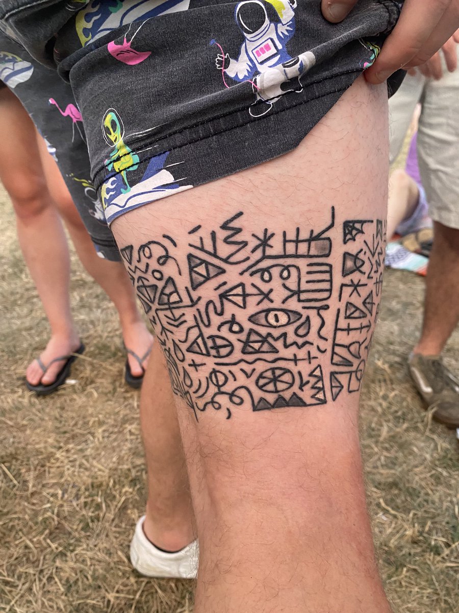 VinnieHager's tweet photo. leg tattoo 😳 https://t.co/q7tcOvQa88