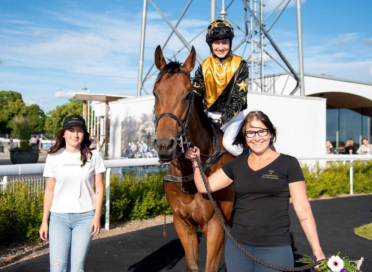 patriciagordin's tweet photo. 2a segern i år för #GreenBackspin🤩😍🙏����🍾🥂🐎🥇🏆 guldhandicap 1200 m gräs https://t.co/UcvkA0ENM1