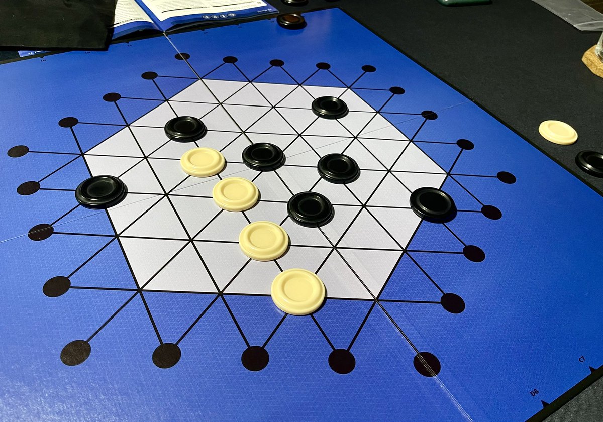pajarojugon's tweet photo. Jugado el primero de la serie #GIPF , y cuantos más pruebo más me gustan todos! Este y el Yinsh a mí son los que más me cuestan ver las estrategias, tendré que darles más partidas 💪🏼 https://t.co/UXg7FybHyp