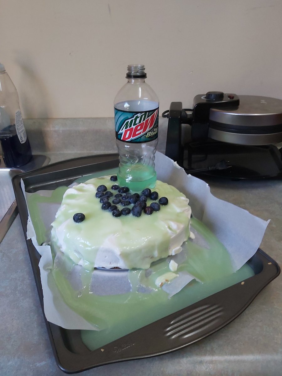 We made Sylvain's Regret Cake from <a href="/FodlanCuizine/">Fódlan Cuizine @ DONATION MADE! 🎣</a> and...took some creative liberties 🤣