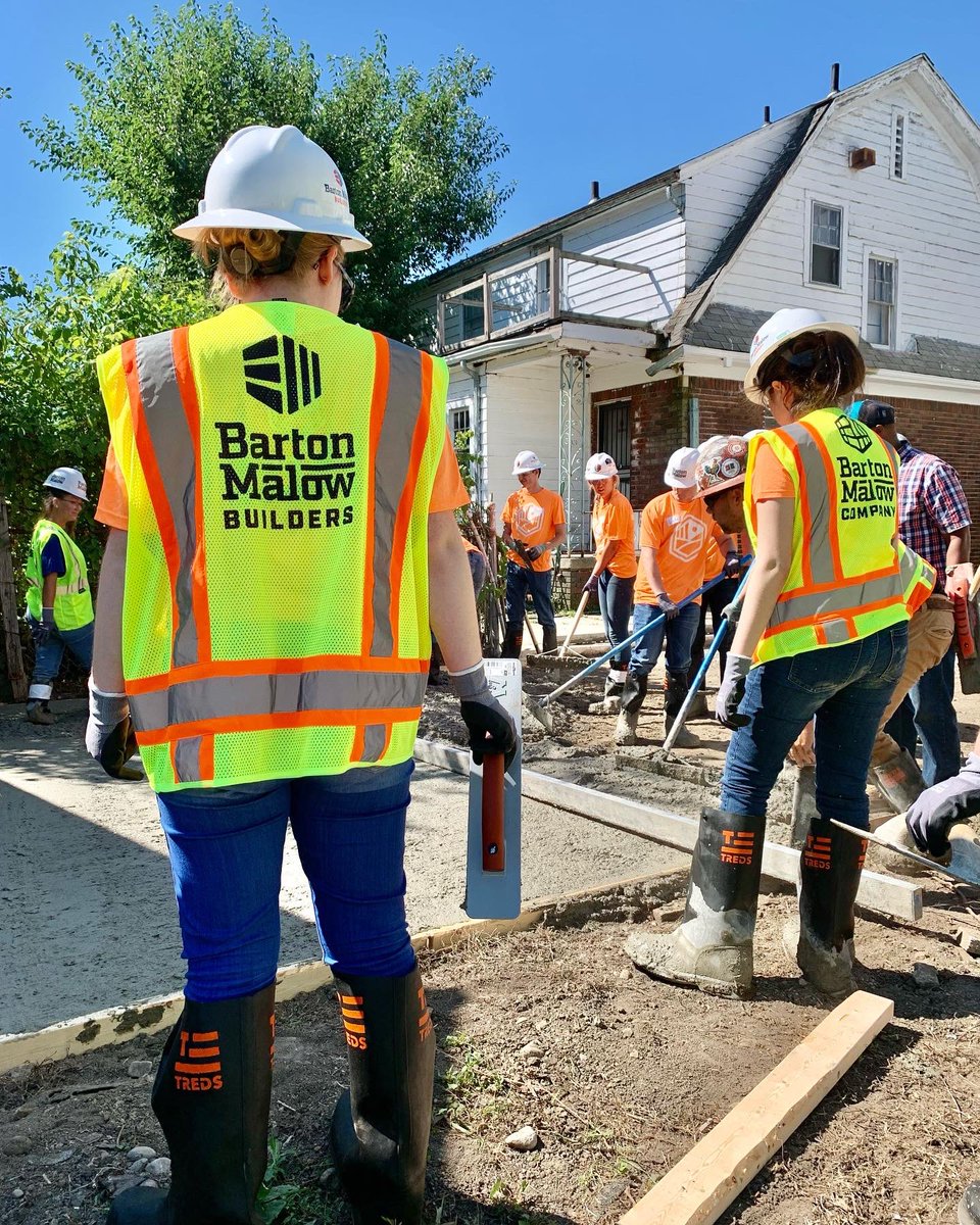 habitatdetroit's tweet photo. Thank you again to our friends at @bartonmalow for making us a part of your #BartonMalowCommunityWeek 💪 This team wasted no time jumping in, getting dirty, and helping us #RebuildDetroit this week! 🙌 https://t.co/gF55W4WZKL
